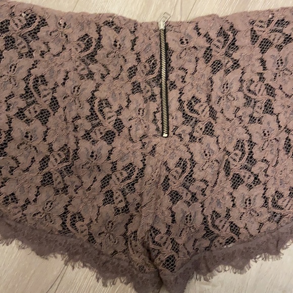 Lace violet shorts-zipper and elastic waist band - Picture 3 of 4
